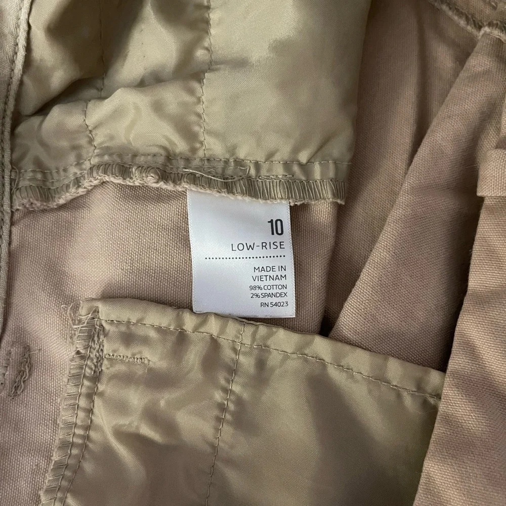 Old Navy Women’s Tan, Cuffed, Low-Rise Shorts, Size 10